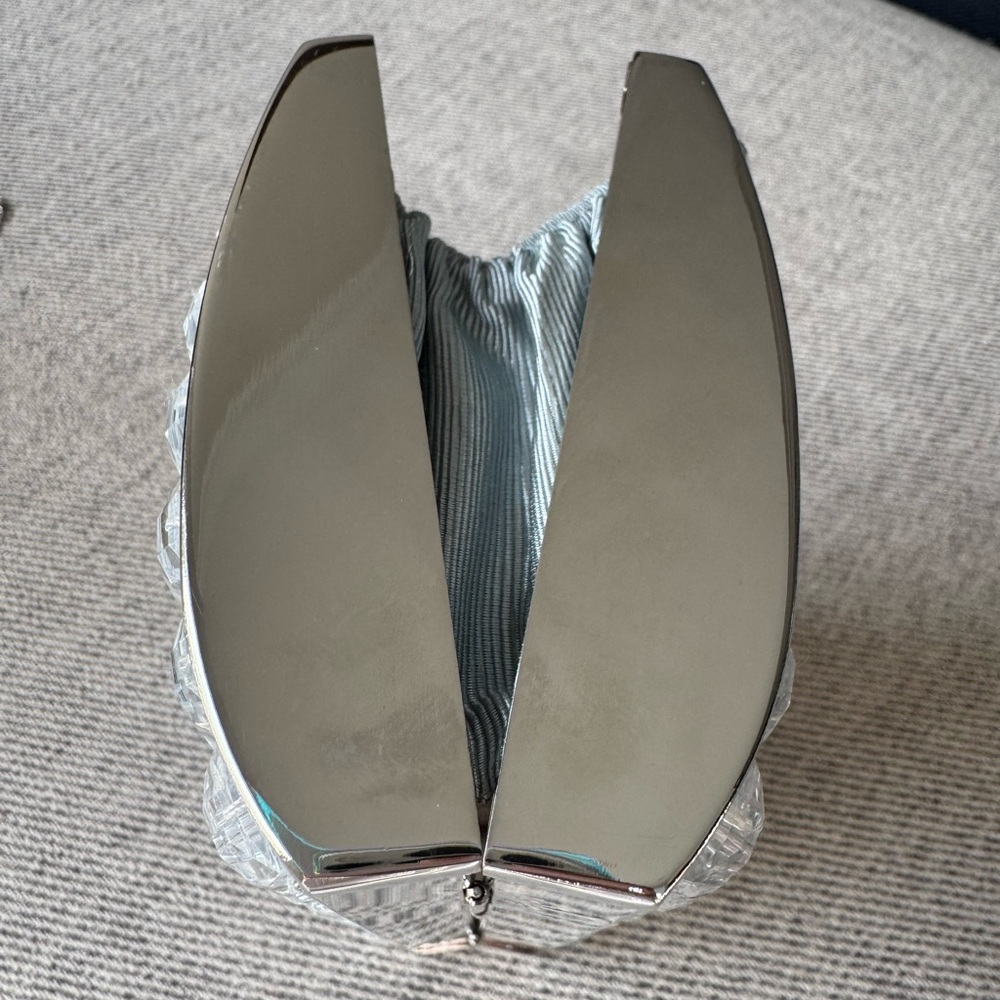 La Regale Elegant Silver Clutch Bag - Picture 12 of 15
